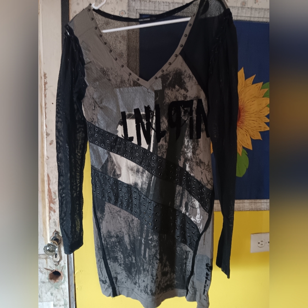 SALVAGE Edgy Vneck Black and Gray Mesh Sleeves  Graphic Tunic. L